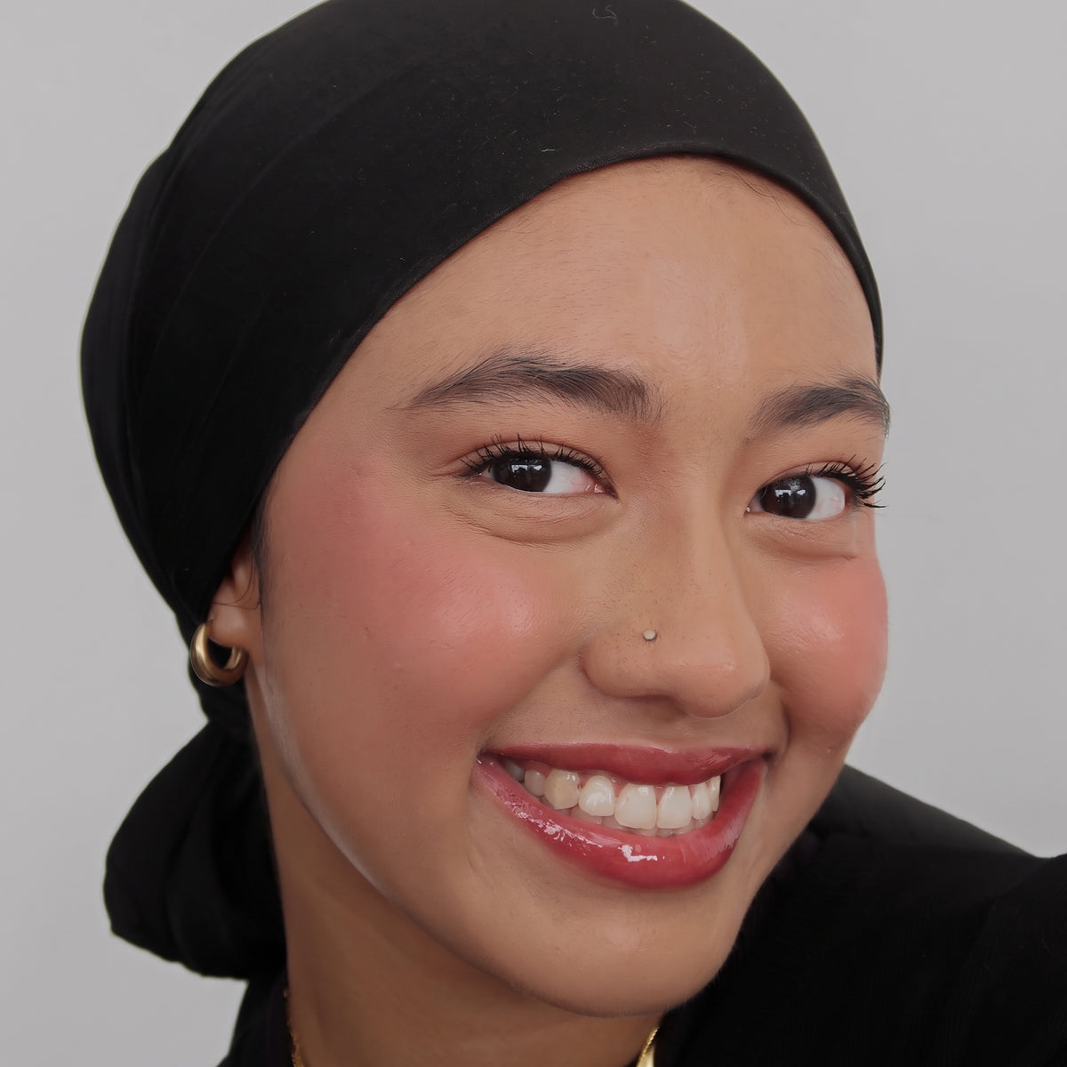 Peptide Glo Lip Oil in Gummy Bear worn on model (2 of 4)