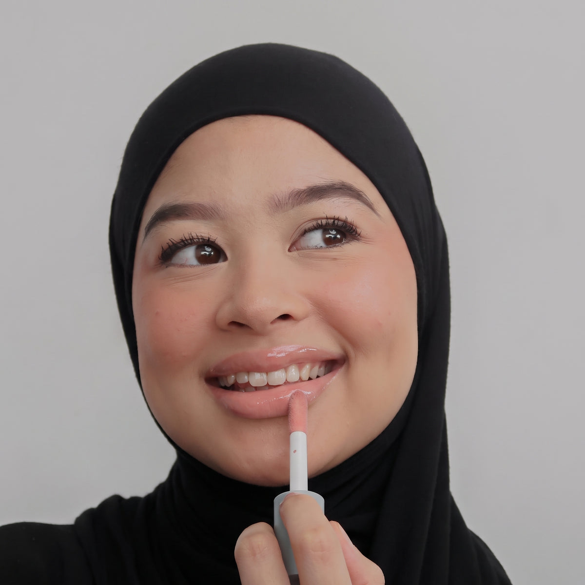 Peptide Glo Lip Oil in Sunset Peony worn on model (3 of 4)