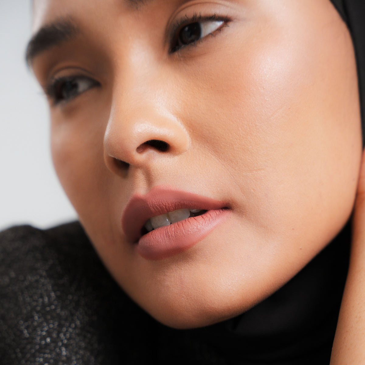 Soft Blur Glide-On Lipstick in Blush on medium skin