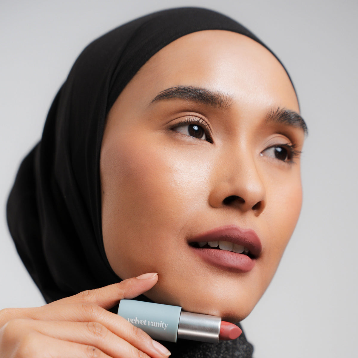 Soft Blur Glide-On Lipstick in Hush on medium skin