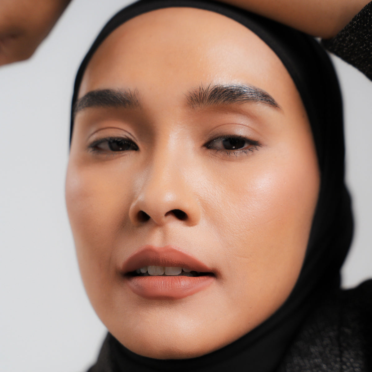 Soft Blur Glide-On Lipstick in Linen on medium skin