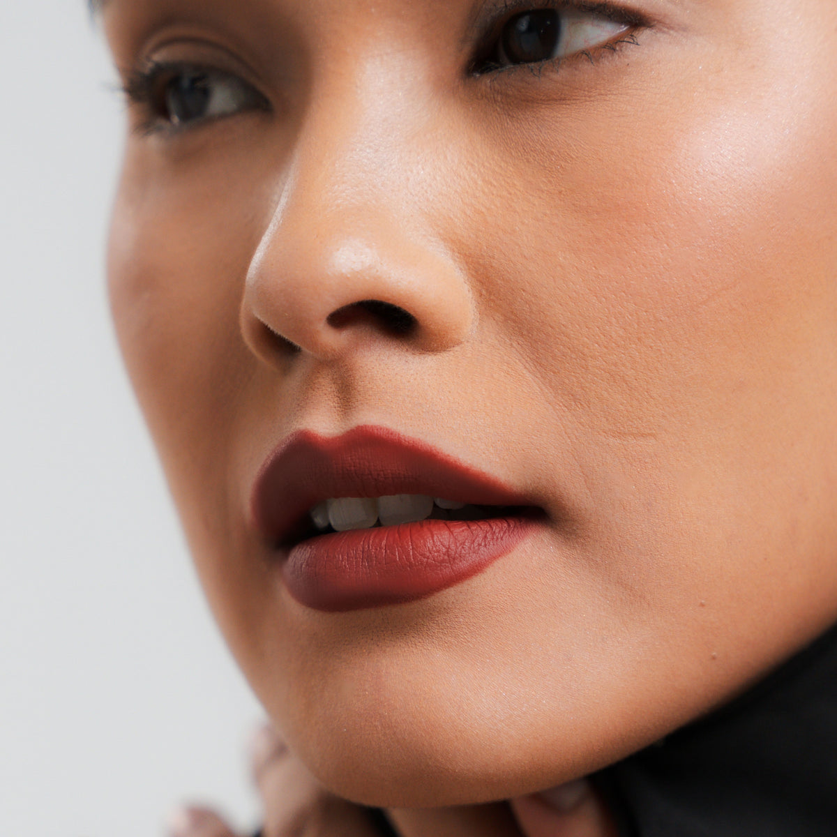 Soft Blur Glide-On Lipstick in Poppy on medium skin
